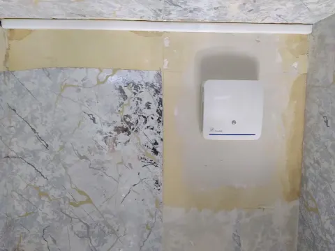 Pose d'une VMC EcoAIR dans une salle de bain rénovée