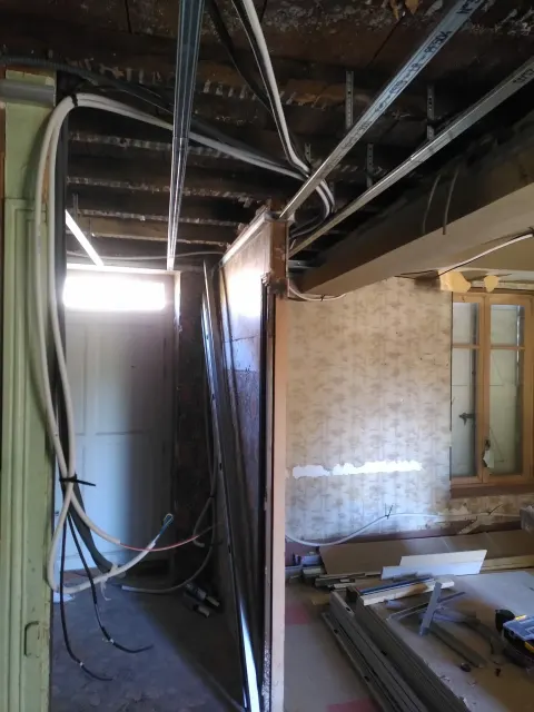 Mise en place du réseau électrique en plafond lors d'une rénovation