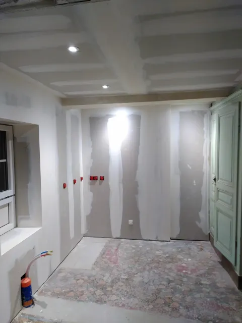Cloisons placo et pose de prises électriques en cours de rénovation