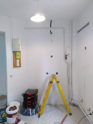 Tableau électrique et gaines en cours d'installation sur un chantier de rénovation