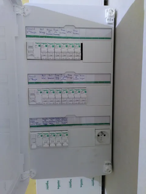 Détail d'un tableau électrique Schneider rénové dans un appartement parisien